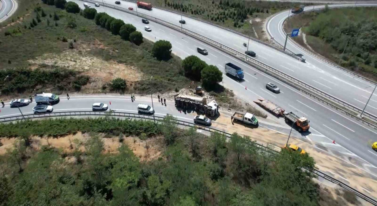 Eyüpsultan'da hafriyat kamyonu devrildi: 1 yaralı