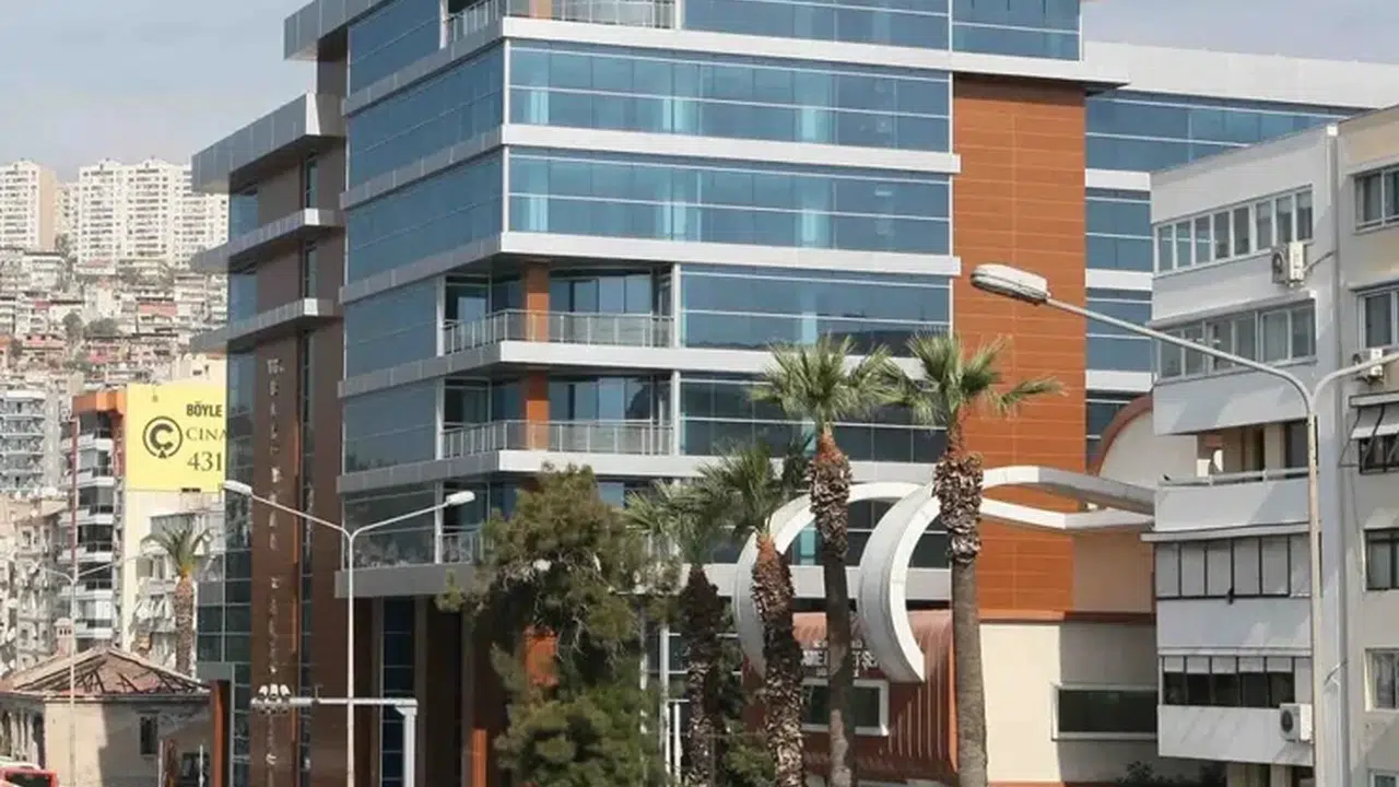 Bayraklı Belediyesi soruşturmasında eski başkan Sandal dahil 22 kişi tutuklandı