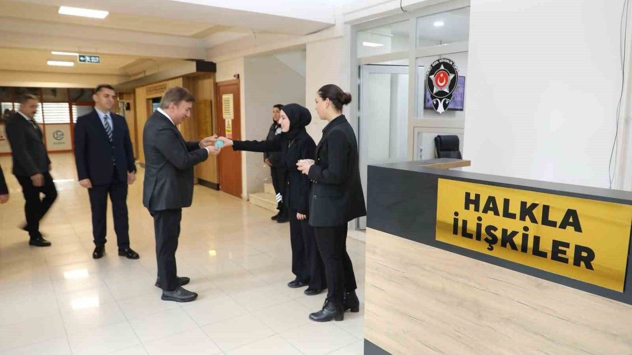 Erzincan Valisi Aydoğdu halkla ilişkiler bürolarını inceledi