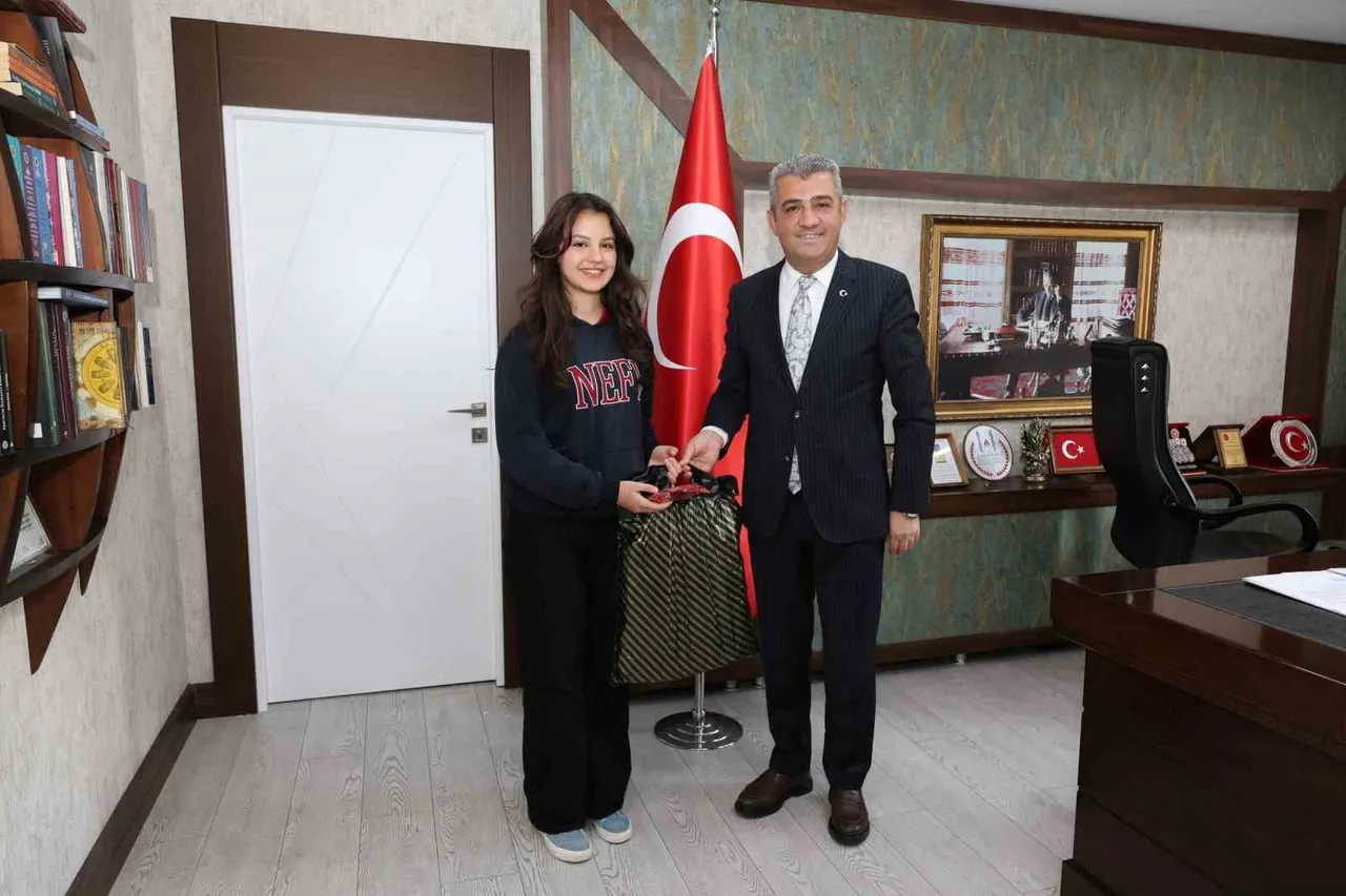 Erzurumlu lise öğrencisi ilaç kullanımına yönelik projesiyle dünya üçüncüsü oldu