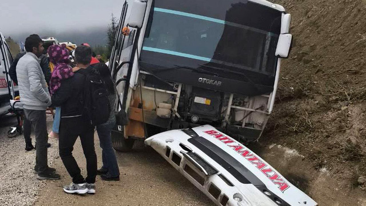 Antalya'da yolcu midibüsü şarampole düştü: 9 yaralı