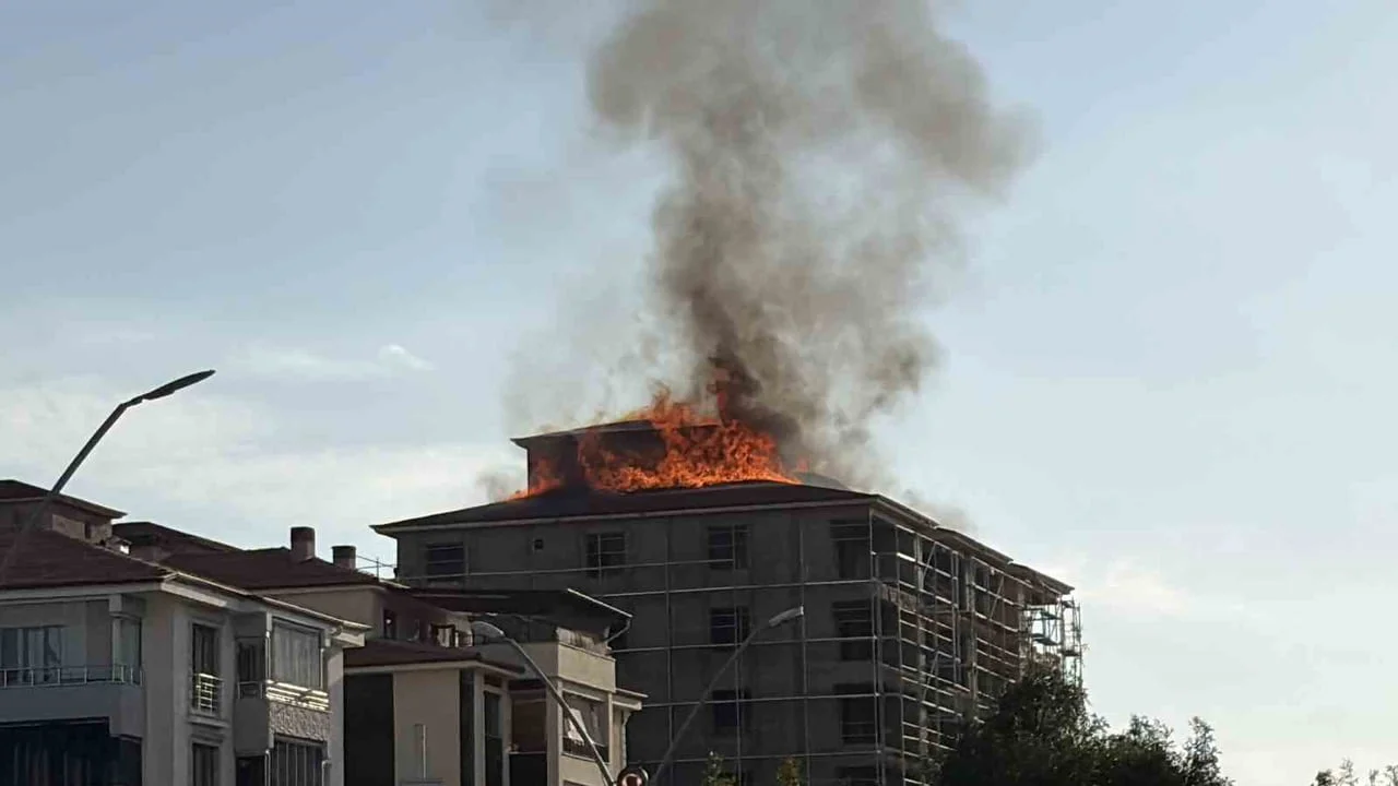 Elazığ'da inşaat halindeki binanın çatısında çıkan yangın söndürüldü