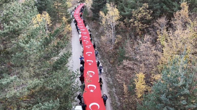 Gümüşhane'de 300 doğasever 100 metrelik Türk bayrağıyla yürüdü