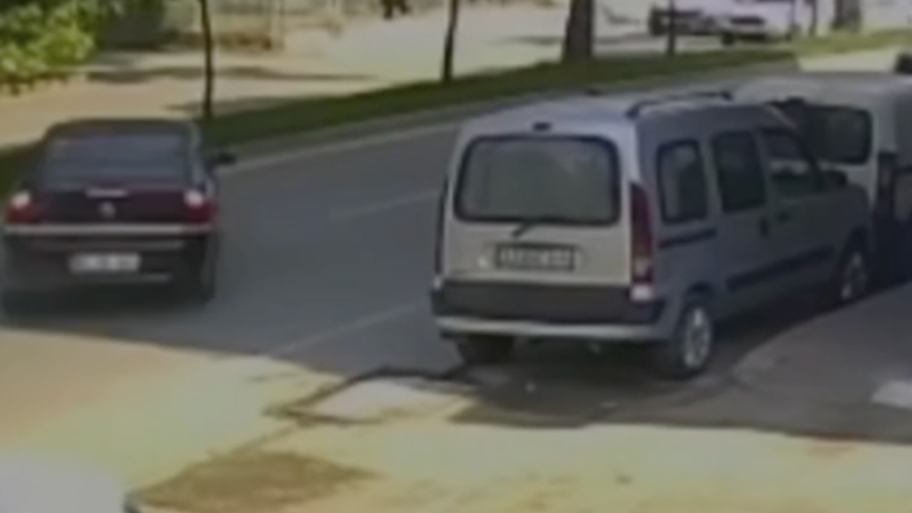Adana'da ağaca çarpan otomobilde 3'ü çocuk 7 kişi yaralandı