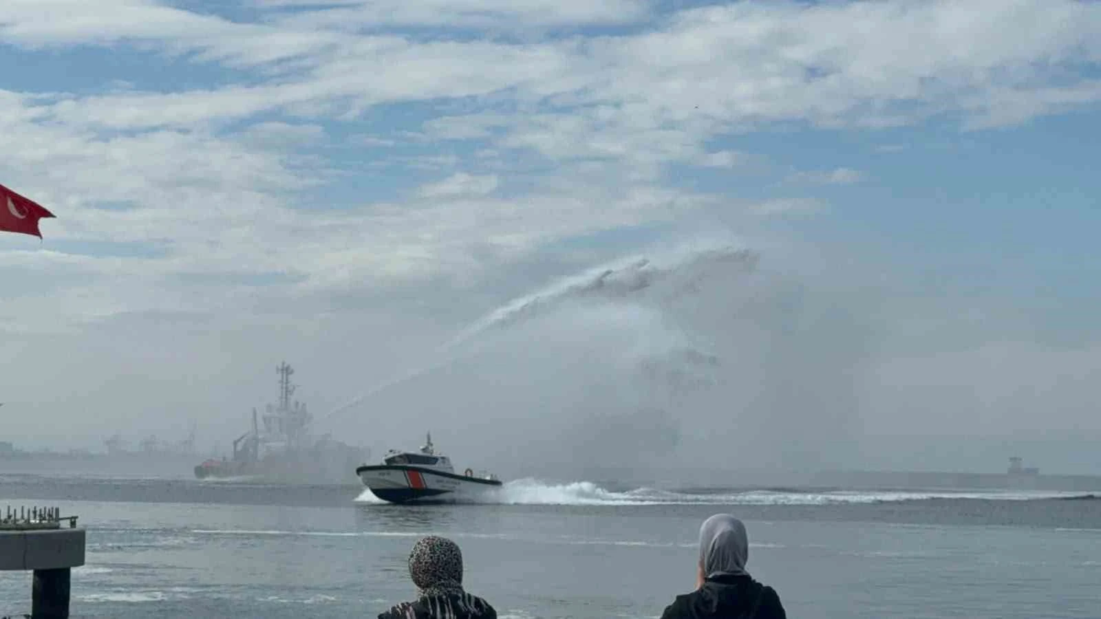 Gemlik'te balıkçı tekneleri Türk bayraklarıyla körfezde kortej yaptı