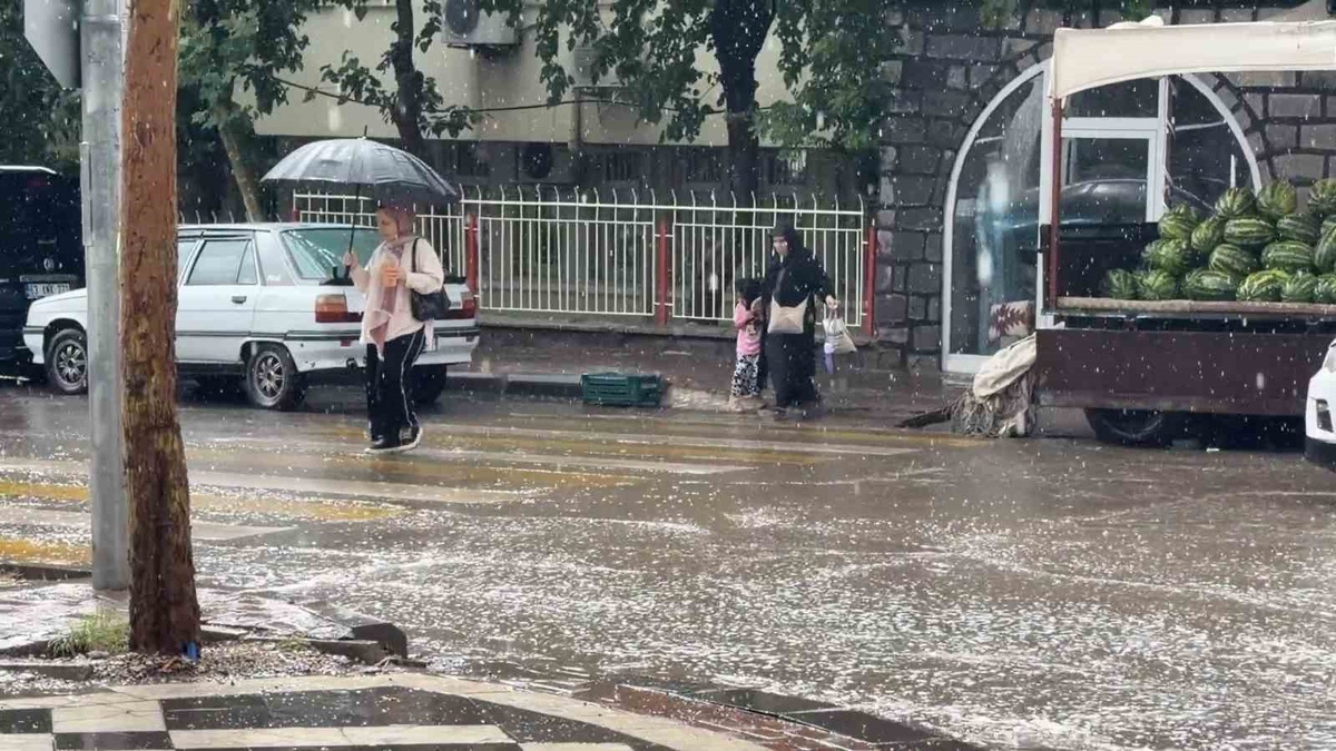Siverek'te aniden bastıran sağanak yağış günlük yaşamı aksattı