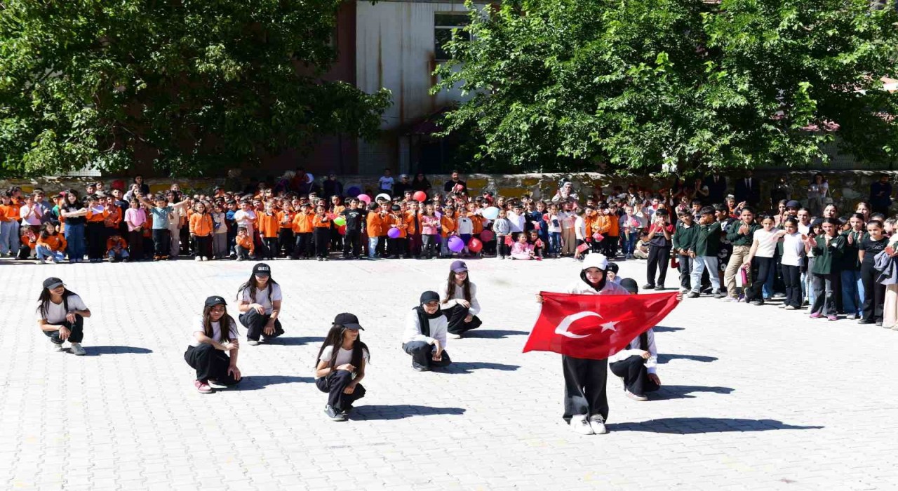 Van'ın Çatak ilçesinde İlköğretim Haftası kutlama programı düzenlendi
