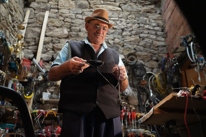 Bayburtlu emekli İsmail Çeçen samanlığını elektrik atölyesine çevirdi