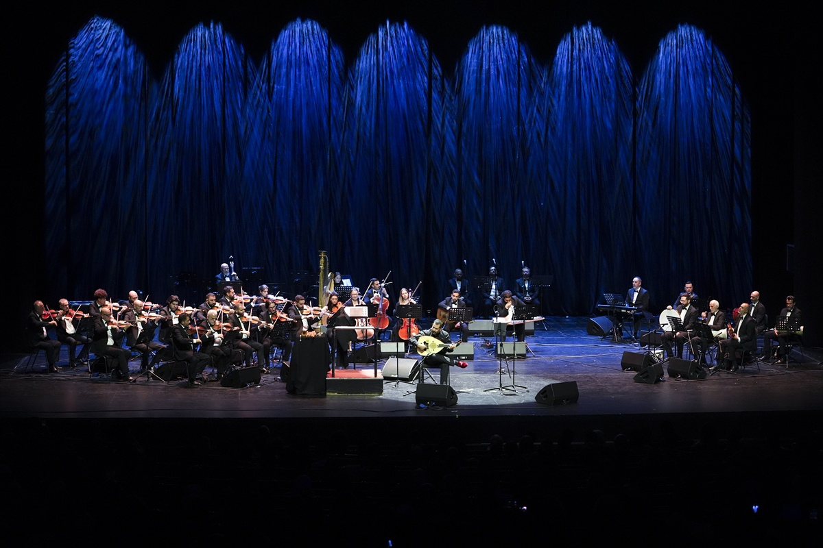 National Arab Orchestra, AKM'de Filistinli sanatçı Nai Barghouti ile sahne aldı