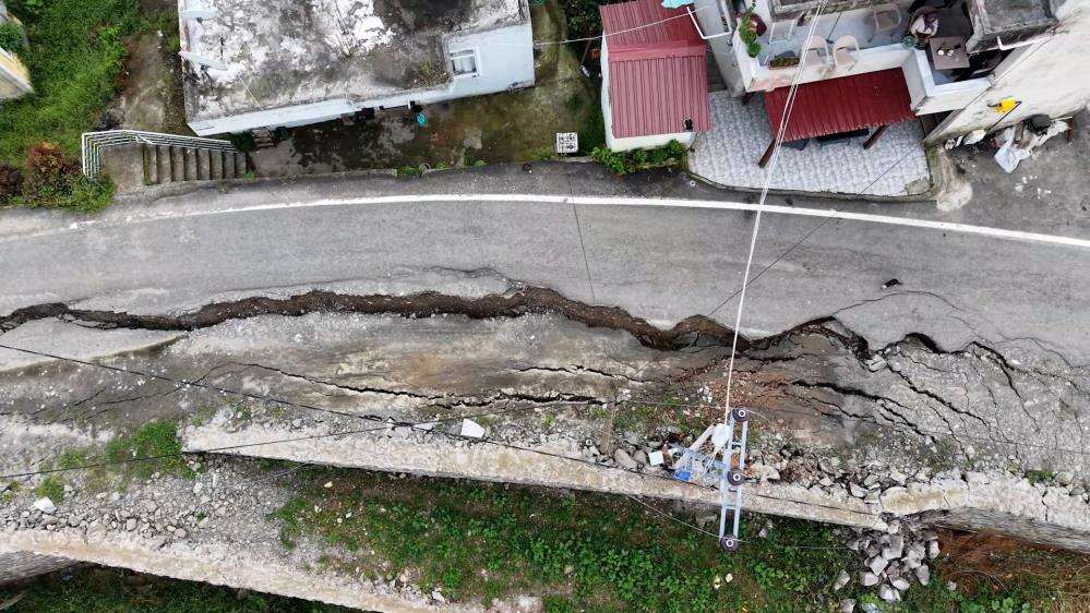 Rize İyidere'de sel nedeniyle mahalle yolu 60 santimetre çöktü