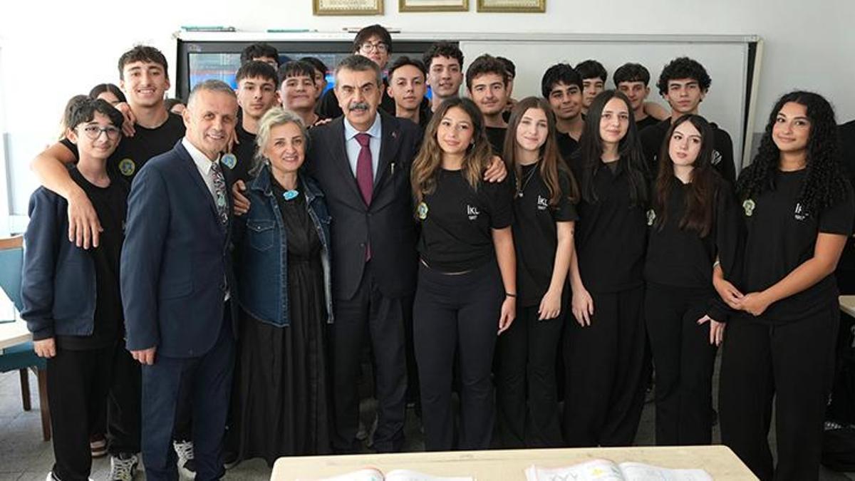 Bakan Tekin İstanbul'da iki liseyi ziyaret ederek meslek liselerine vurgu yaptı