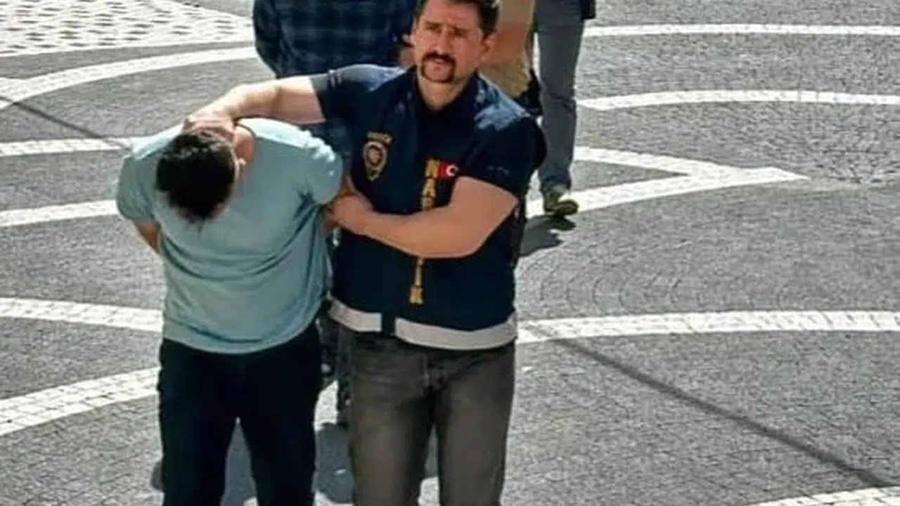 Akşehir'de araçta 5 bin 700 kullanımlık kağıt bonzai ele geçirildi