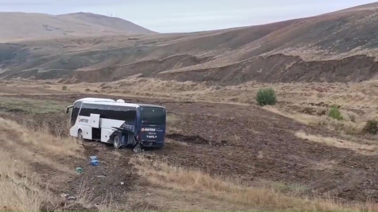 Sivas'ta yolcu otobüsünün tarlaya girmesi sonucu 2'si çocuk 9 kişi yaralandı