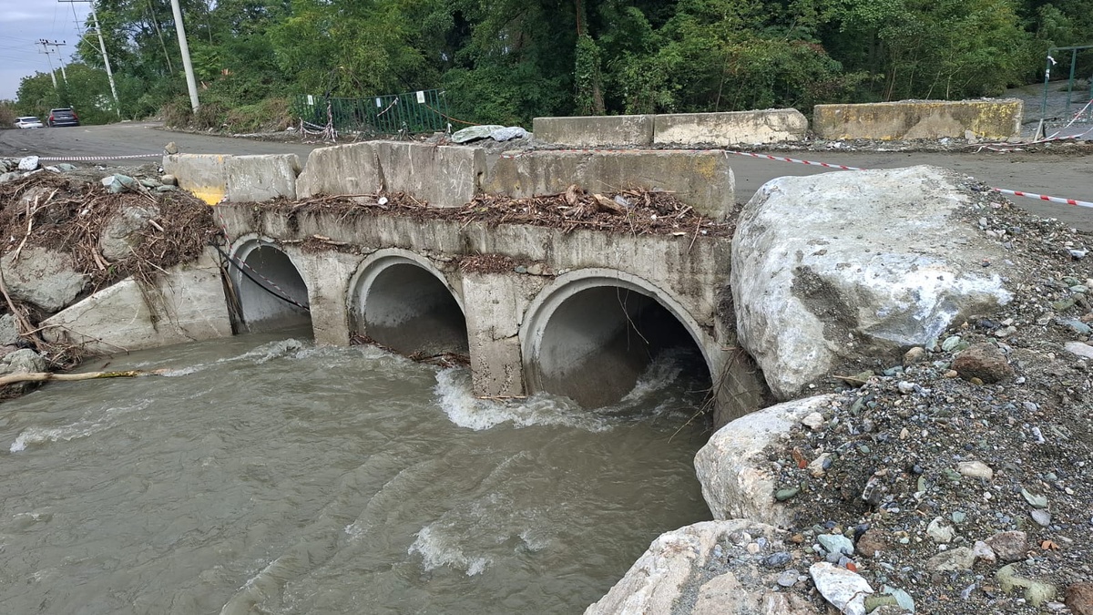 Sapanca'da selde hasar gören Yanık Köprüsü için alternatif yol açıldı