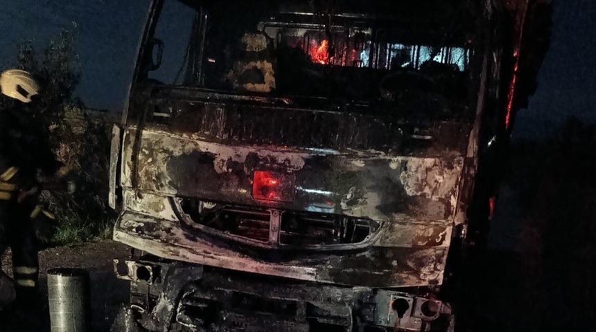 Samsun'un Vezirköprü ilçesinde odun yüklü kamyonda yangın çıktı