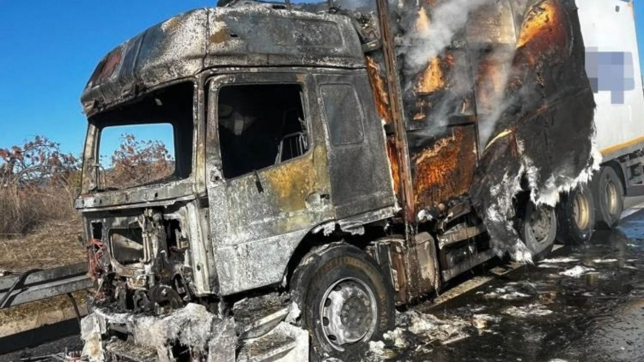 Bolu'da kargo yüklü tır yanarak kullanılamaz hale geldi
