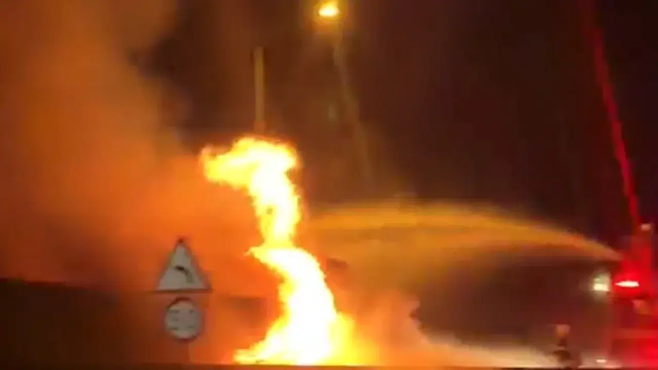 Osmaniye'de sıfır araç taşıyan TIR yandı: 4 pikap kullanılamaz hale geldi