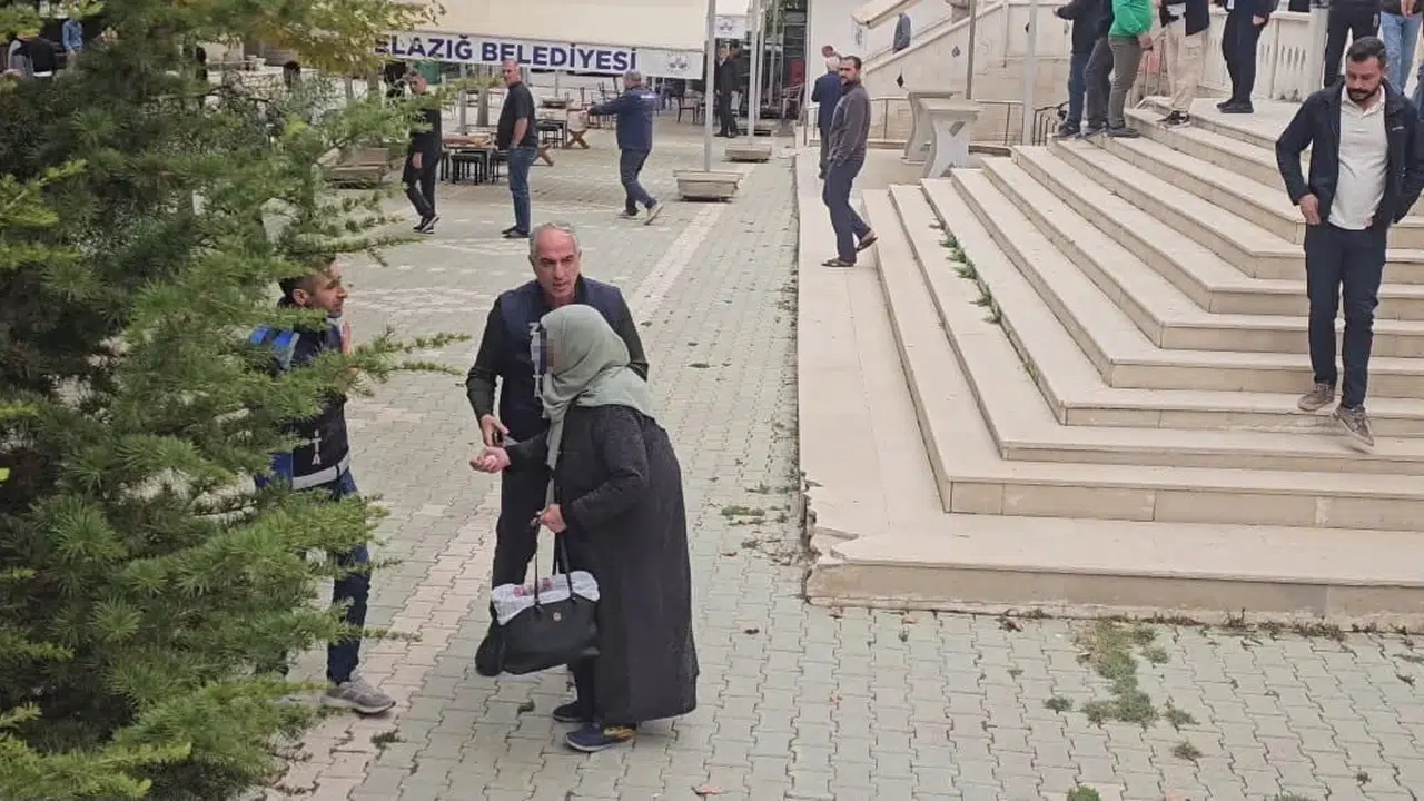 Elazığ'da zabıta denetiminde bel ağrısı şikayetiyle kaçan dilenci kamerada