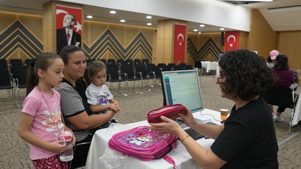 Denizli Büyükşehir Belediyesi ilkokul öğrencilerine kırtasiye desteği dağıtıyor