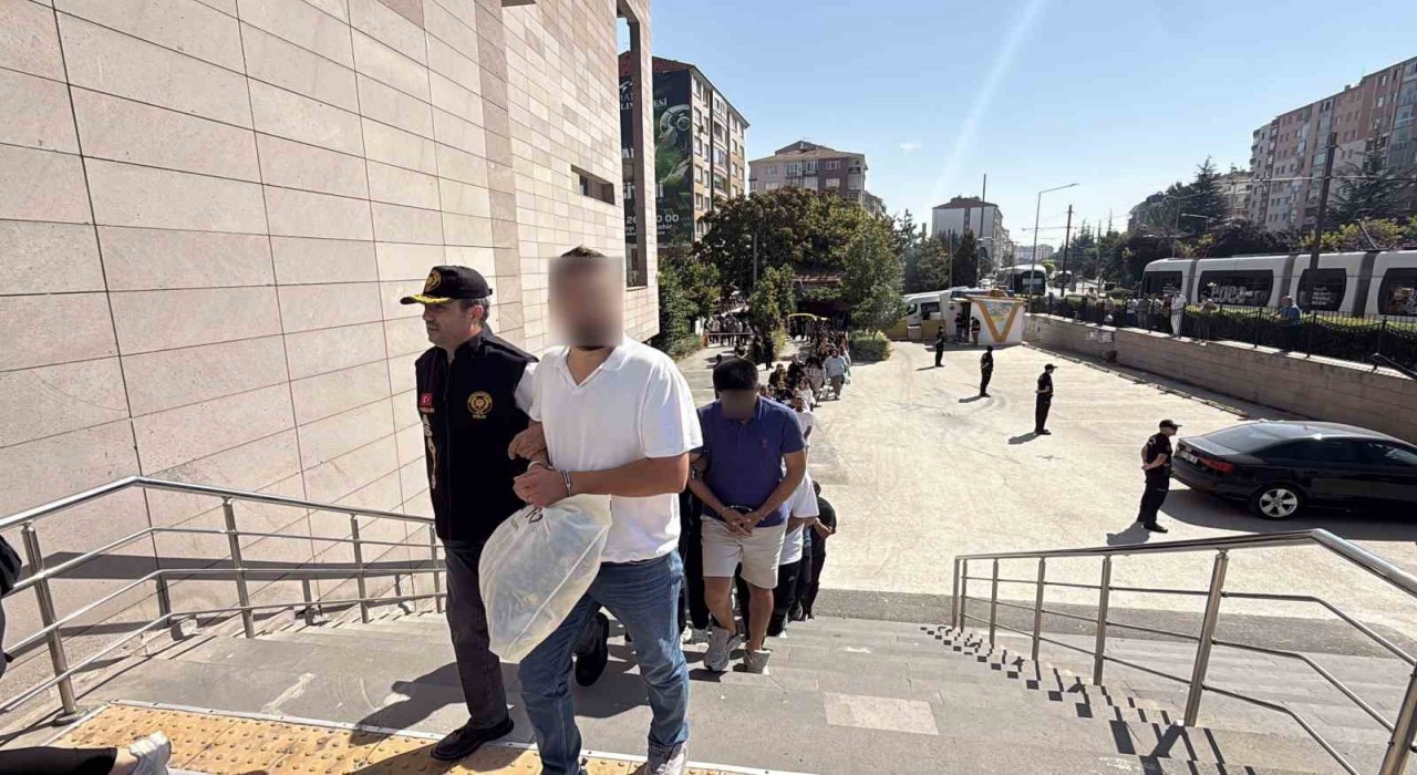 Eskişehir merkezli modem dolandırıcılığı operasyonunda 90 şüpheli adliyeye sevk edildi