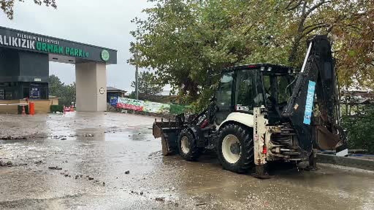 Bursa Cumalıkızık'ta dere taştı, köprü sular altında kaldı