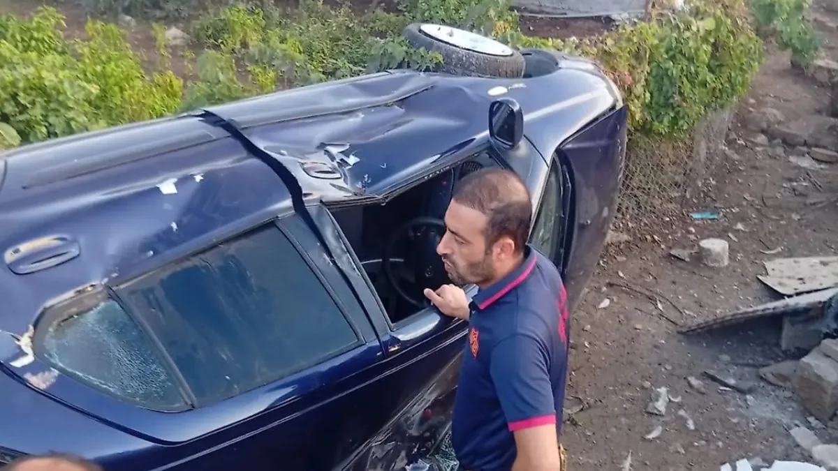 Siirt'te kontrolden çıkan otomobil evin bahçesine devrildi: 4 yaralı