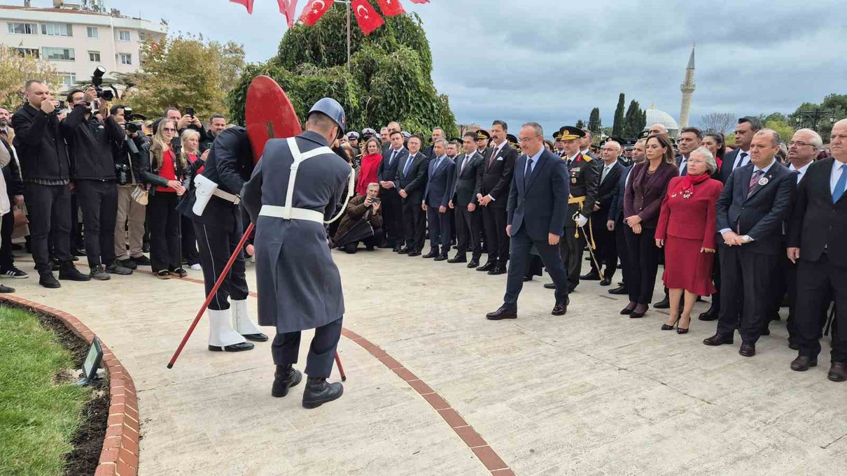 Tekirdağ'da Cumhuriyetin 103. yıl dönümü çelenk töreniyle kutlandı