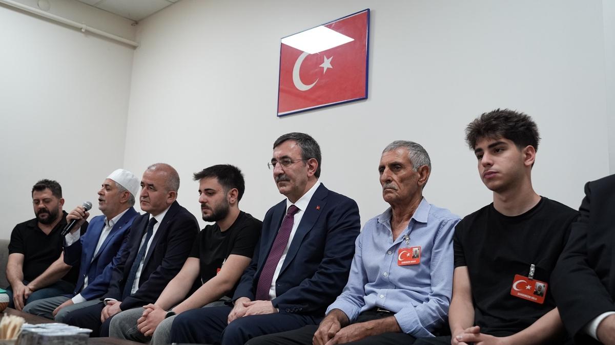 Cevdet Yılmaz şehit Uzman Çavuş Coşkun Sevim'in ailesini ziyaret etti