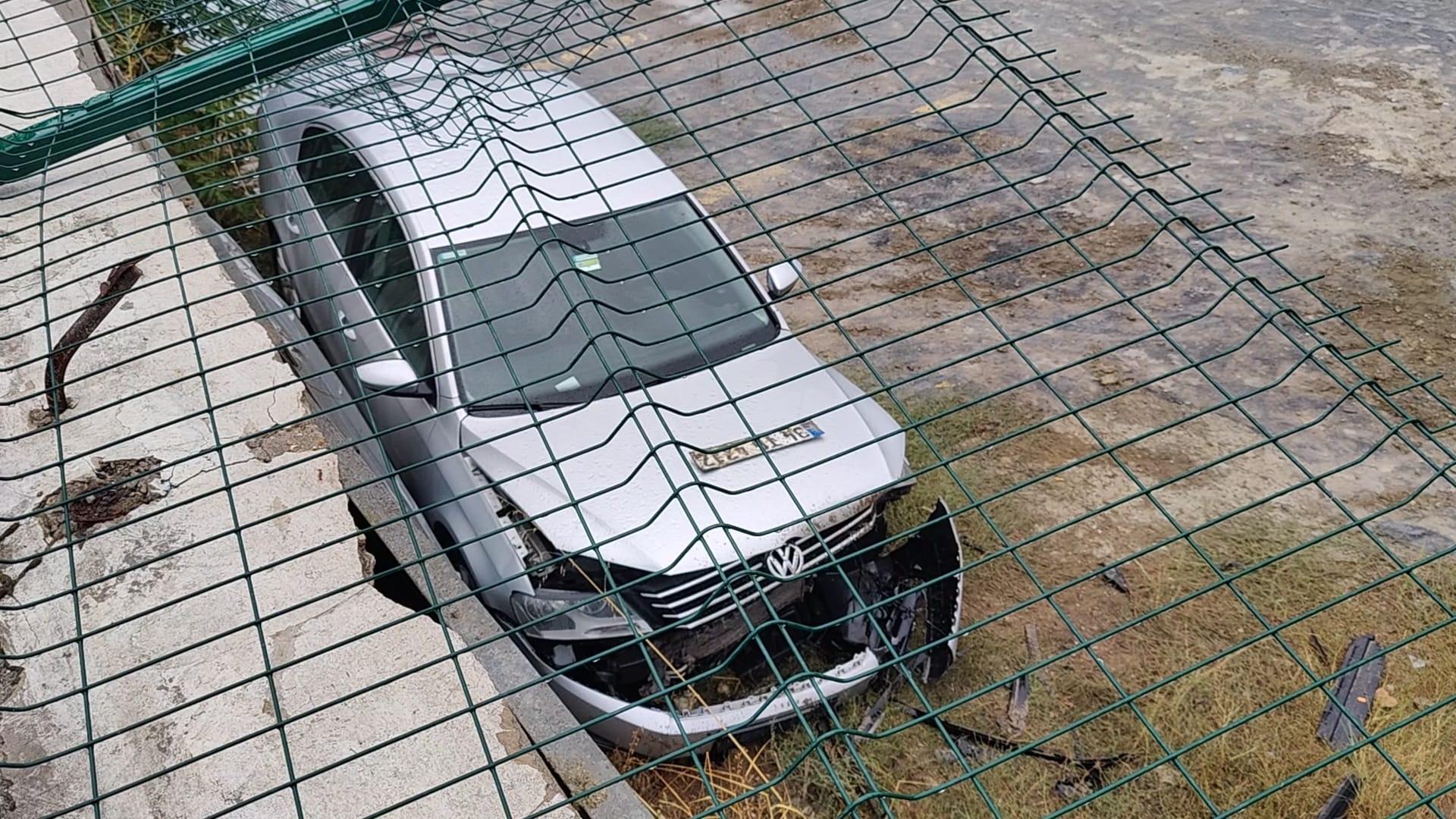 Zeytinburnu'nda otomobil otoparktan 3 metre yükseklikten boş araziye düştü