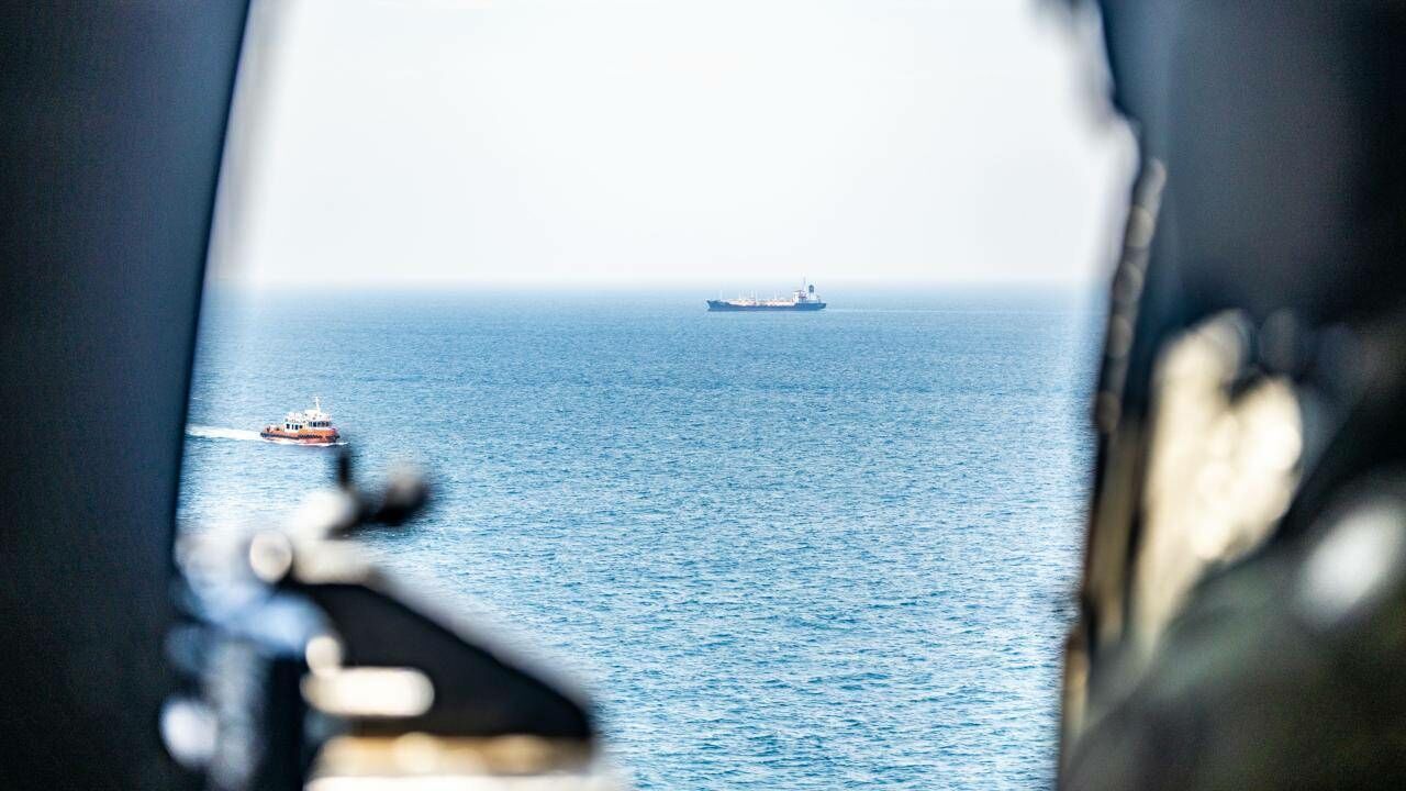Hürmüz Boğazı'nda seyreden süper tanker mayın patlamasına maruz kaldı