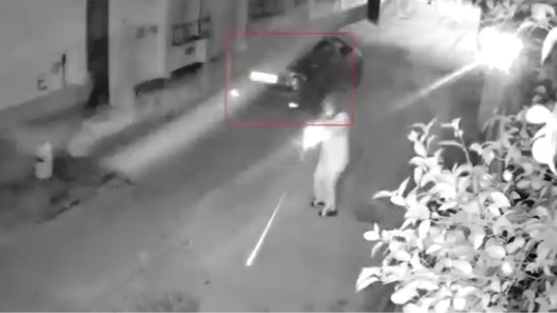 Adana'da kasklı şüpheliler bir eve silahlı saldırı düzenledi