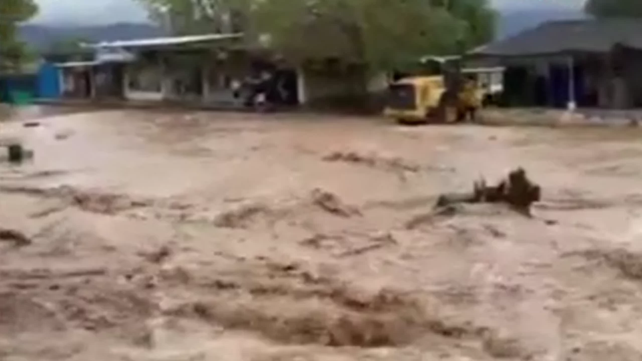 Bursa'da sağanak yağış sonrası ekipler sel ve su baskınlarına müdahale ediyor