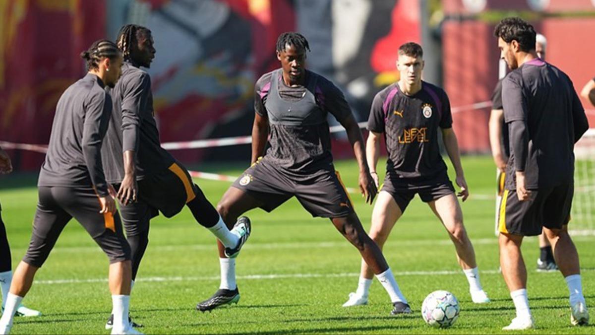 Galatasaray, Barcelona maçı hazırlıklarına antrenmanla başladı