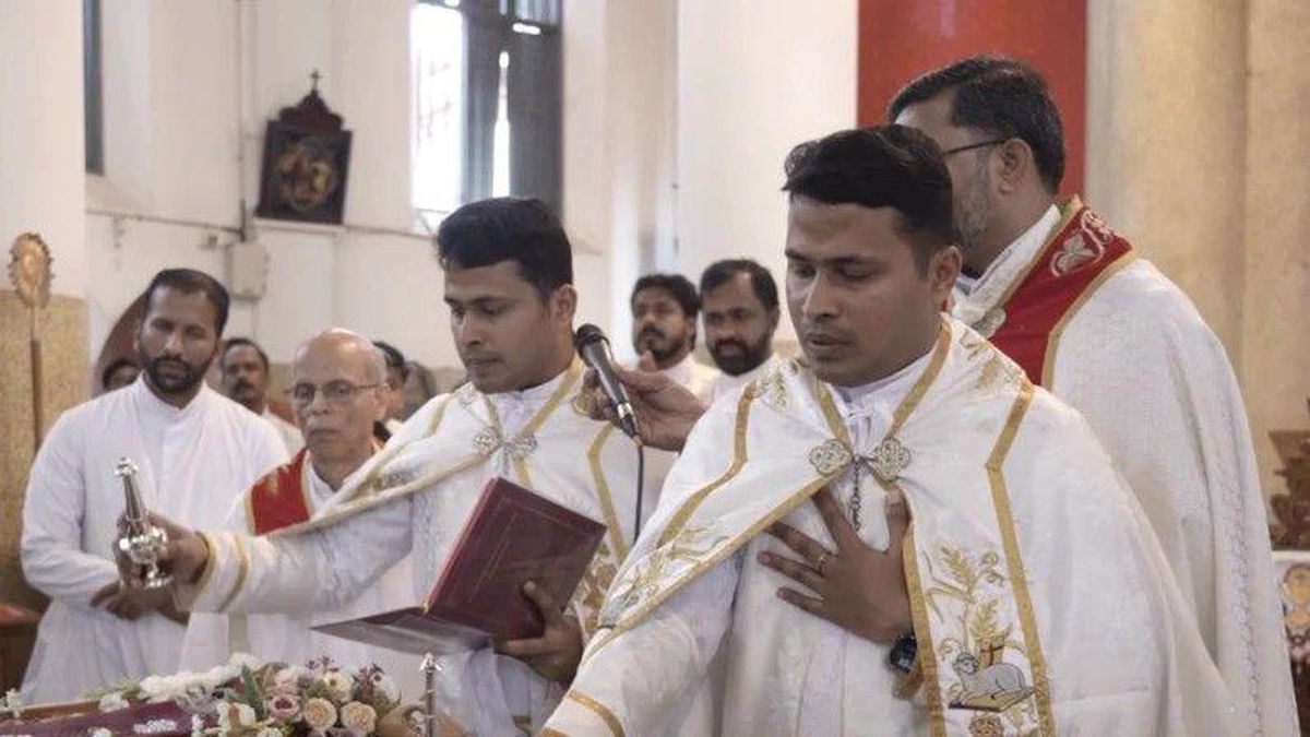 Hindistan'da ikizlerin ikizlerle evlendiği düğün sosyal medyada yayıldı