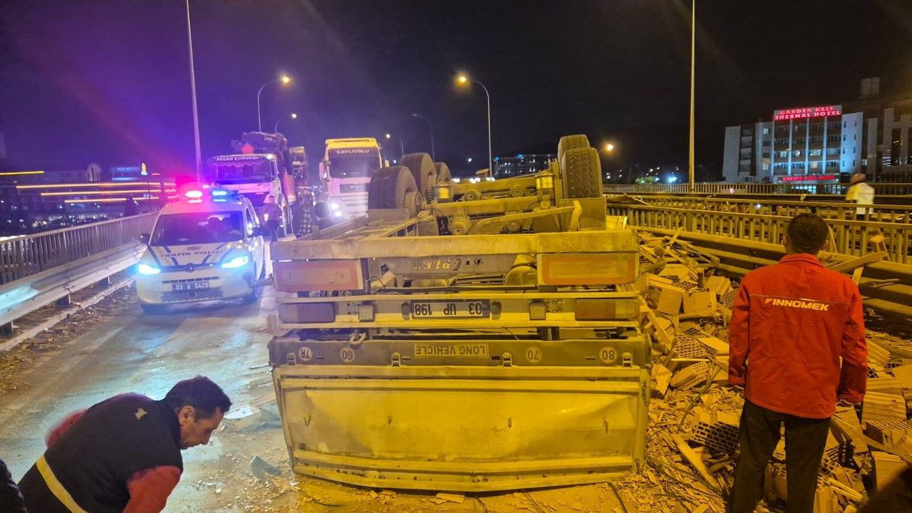 Afyonkarahisar'da TIR ile 3 otomobilin karıştığı kazada 6 kişi yaralandı