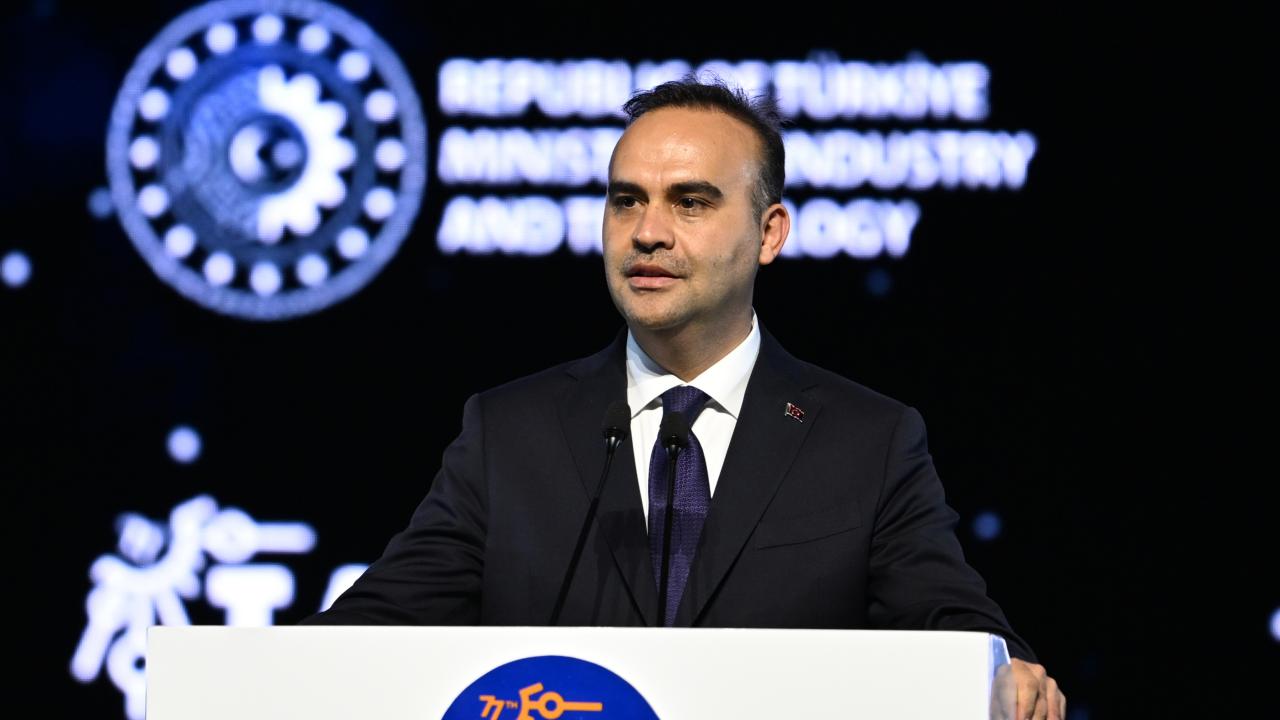 Bakan Kacır uzay meraklılarını Antalya'daki kongrenin halk gününe davet etti