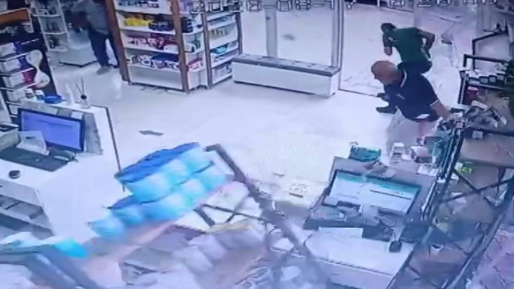 Malatya'da şiddetli fırtınada eczane camlarının patlaması panik yarattı