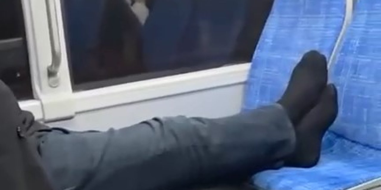 Bursa'da bir yolcu otobüste ayakkabılarını çıkarıp ayaklarını koltuğa uzattı