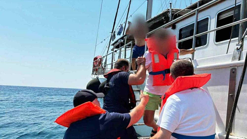 Marmaris açıklarında karaya oturan gezi teknesindeki 11 kişi kurtarıldı