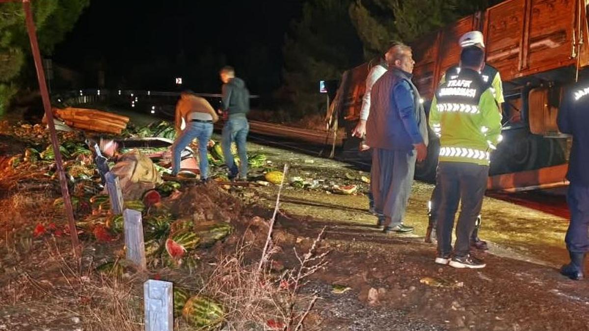 Tarsus'ta devrilen karpuz yüklü kamyondan saçılan meyveler 2 yaralıya yol açtı