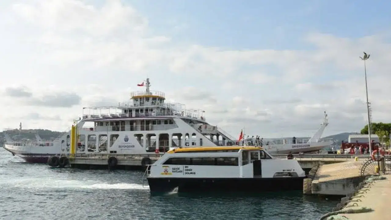 İstanbul Boğazı'nda şiddetli rüzgar gemilerin manevrasını zorlaştırdı