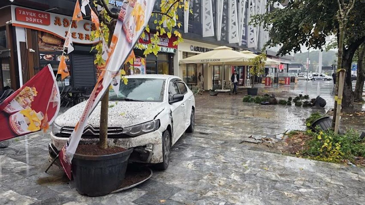 Sakarya'da kontrolden çıkan otomobil kafenin açık alanına daldı