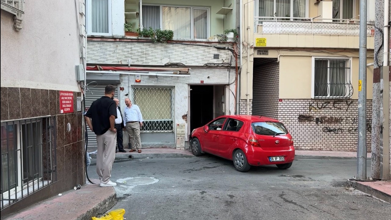 Beyoğlu'nda düğün konvoyundaki otomobil binaya çarptı: 1 yaralı