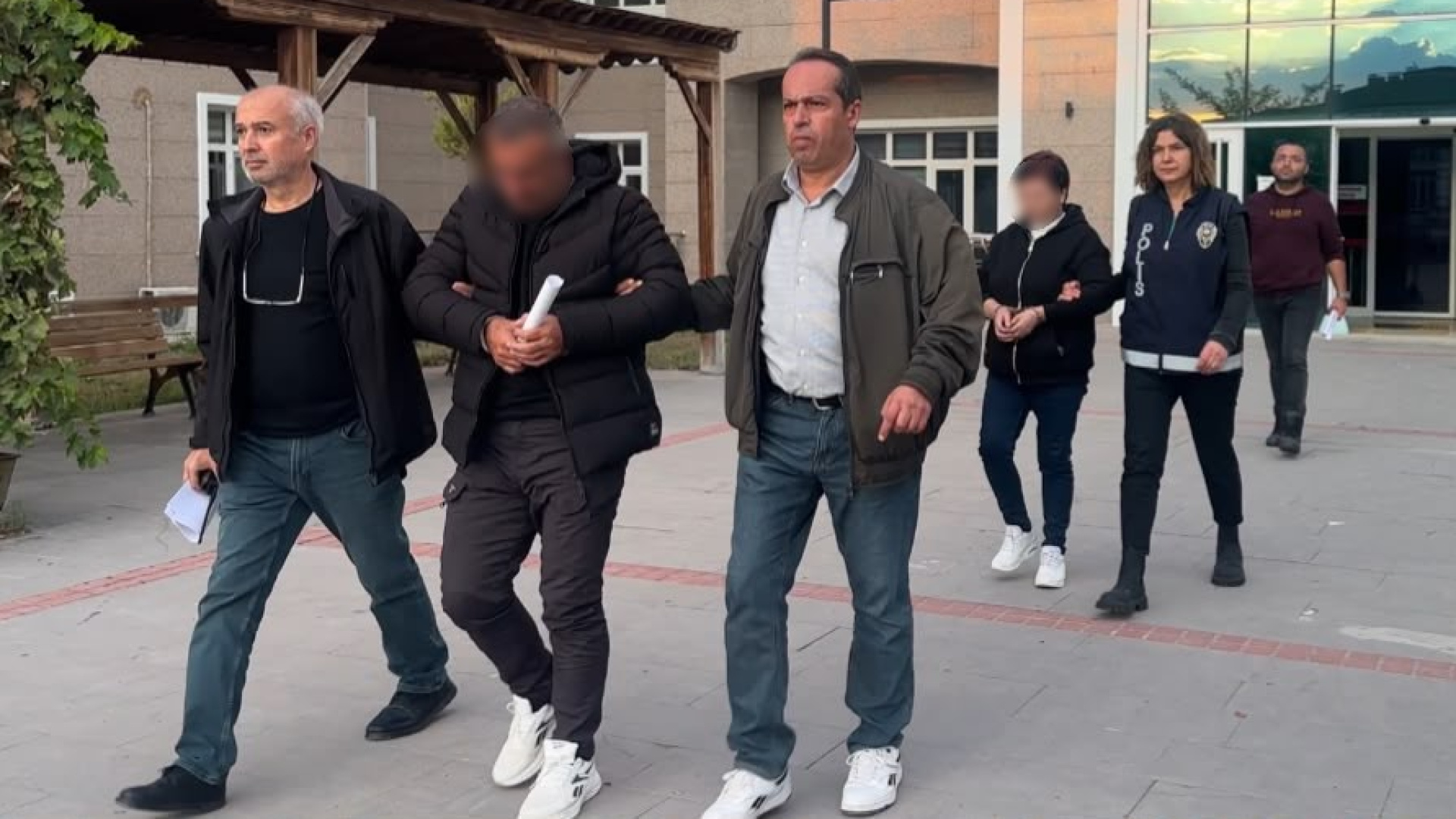 Burdur'da yaşlı adamı darp edip senet imzalatan 2 şüpheli tutuklandı