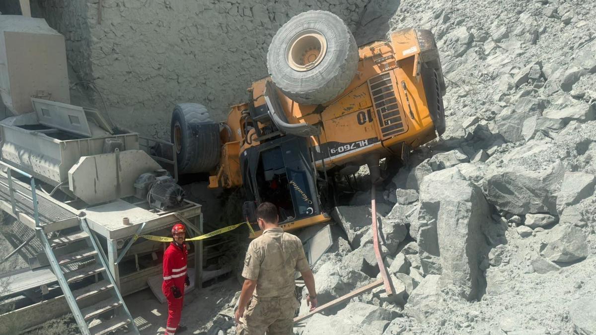 Hatay'da taş ocağında devrilen iş makinesinin operatörü öldü
