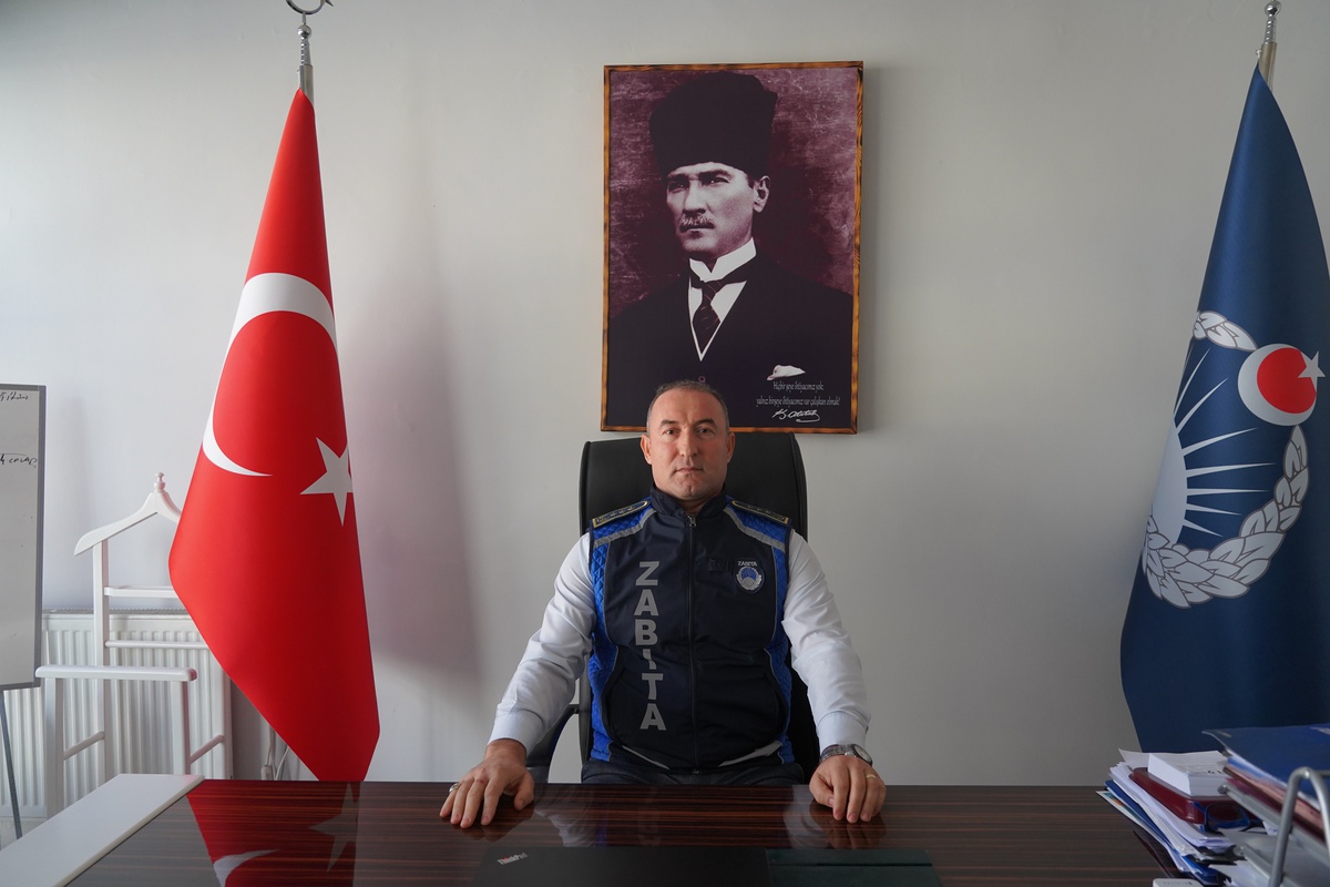 Bilecik'te tur otobüsü görevlilerinin yola attığı çöpler zabıtaca toplatıldı