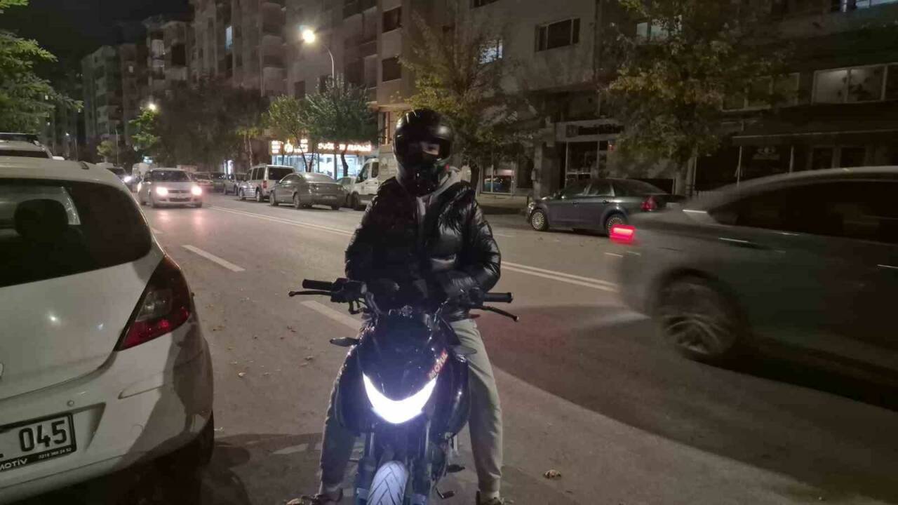 Eskişehir'de trafikte tartışan kadın sürücü motosikletlinin üzerine yürüdü