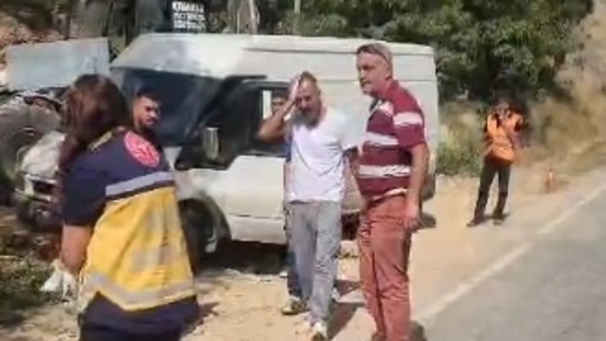 Tunceli'de seyir halindeki minibüse kaya parçası isabet etti