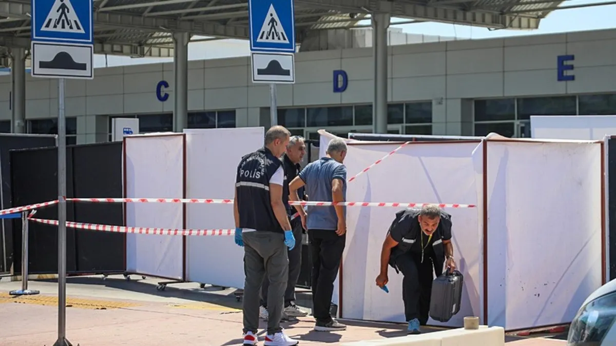 Antalya Havalimanı'nda emekli polis memuru sevgilisini vurarak öldürdü