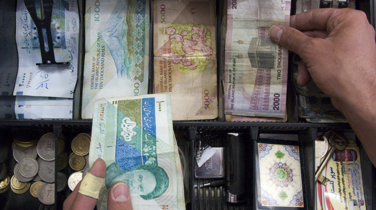 İran'da doların serbest piyasadaki satış kuru 200 bin tümen ile rekor kırdı